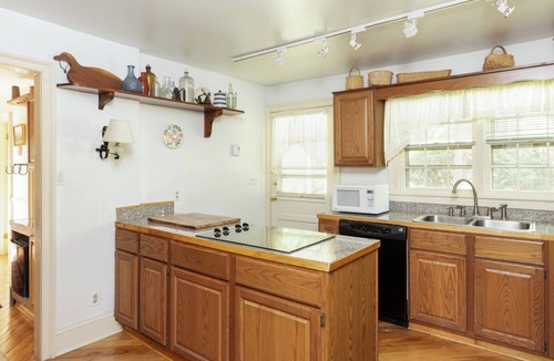 Warm Springs House | 3 min to the Springs, Rustic, Dog Friendly, Walk to Dinner