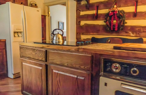Warm Springs House | 3 min to the Springs, Rustic, Dog Friendly, Walk to Dinner