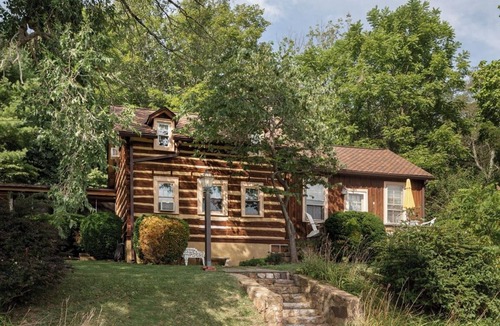 Warm Springs House | 3 min to the Springs, Rustic, Dog Friendly, Walk to Dinner