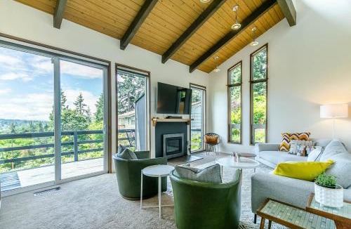 Amazon House | 3 min to UO with amazing views! Central to all!