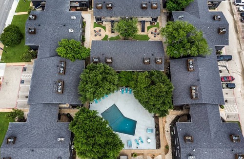 Central Arlington Apartment | 3 Min Walk to AT&T | 1BR | Parking + Pets + Gym