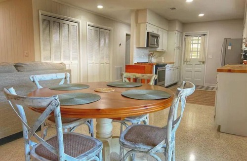 Jekyll Island Cottage | 3 min walk to beach with bikes!