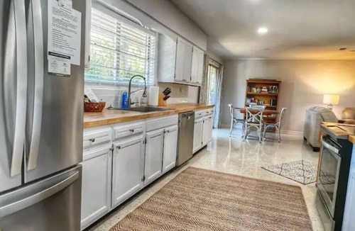 Jekyll Island Cottage | 3 min walk to beach with bikes!