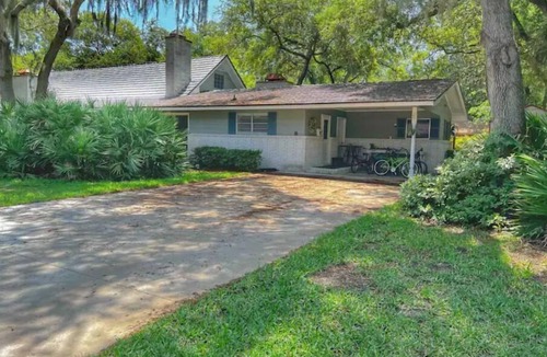 Jekyll Island Cottage | 3 min walk to beach with bikes!