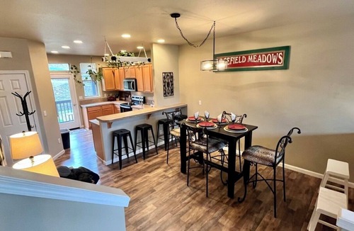 Troutdale House | 3-Min walk to McMenamins Edgefield