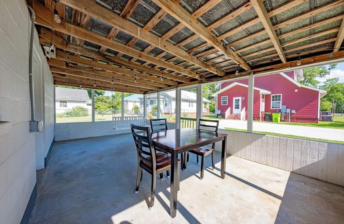 New Bern House | 3 Mins to DT | Pickleball | Hot Tub | Game Room