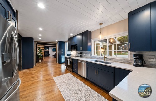 Bassett House | 3 Mins Wilmot Ski Resort| Year-Round Indoor Heated Pool|Family Reunions|Pickelball/Tennis|Twin Pines