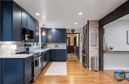 Bassett House | 3 Mins Wilmot Ski Resort| Year-Round Indoor Heated Pool|Family Reunions|Pickelball/Tennis|Twin Pines