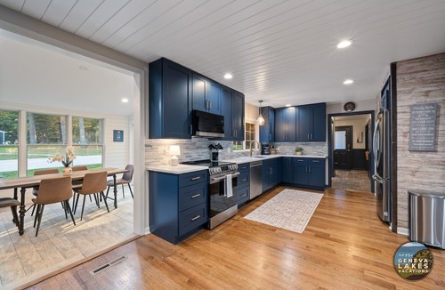 Bassett House | 3 Mins Wilmot Ski Resort| Year-Round Indoor Heated Pool|Family Reunions|Pickelball/Tennis|Twin Pines