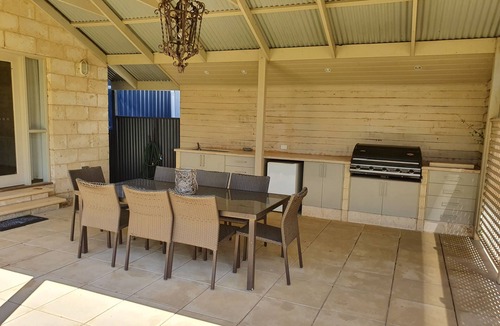 Normanville House | 3 minute walk to beach, cafe & shops.