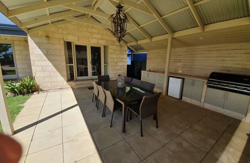 Normanville House | 3 minute walk to beach, cafe & shops.