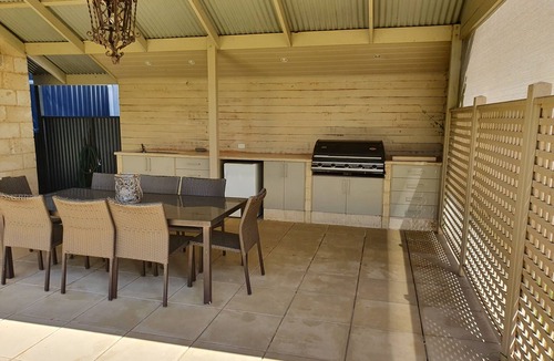 Normanville House | 3 minute walk to beach, cafe & shops.