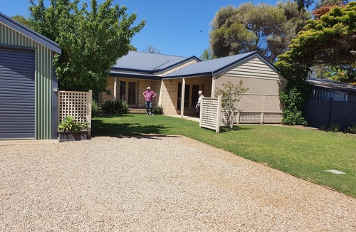 Normanville House | 3 minute walk to beach, cafe & shops.