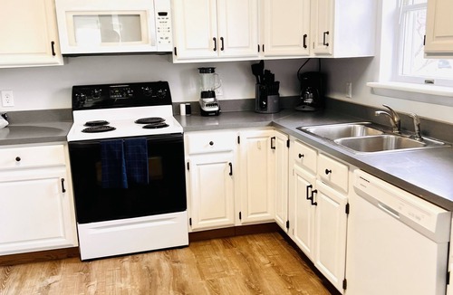Clayton House | 3 minute walk to downtown! Spacious duplex.