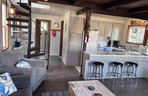 Rockaway Beach Cottage | 3 Minute walk to the beach
