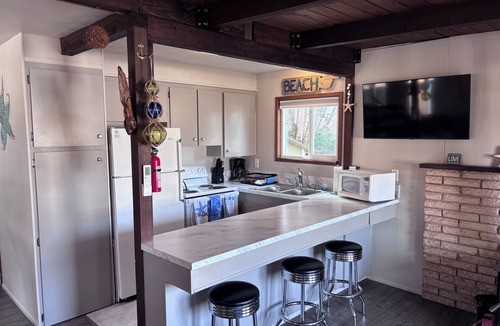 Rockaway Beach Cottage | 3 Minute walk to the beach