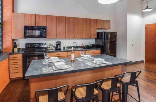 Rochester Apartment | 🌆³ Modern Loft Style on Monroe by Dwtn & Park ave