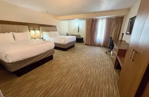 Downtown Albany Hotel | 3 Modern Rooms for Group Stay | Steps from New York State Museum - 0.6mi away