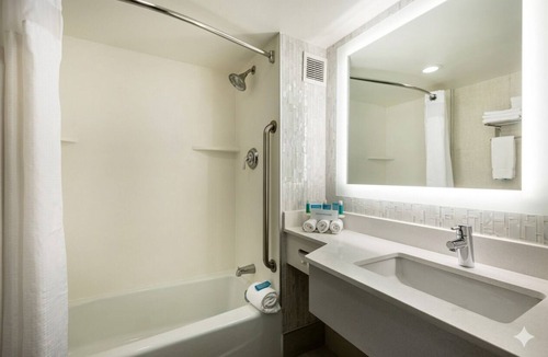 Downtown Albany Hotel | 3 Modern Rooms for Group Stay | Steps from New York State Museum - 0.6mi away