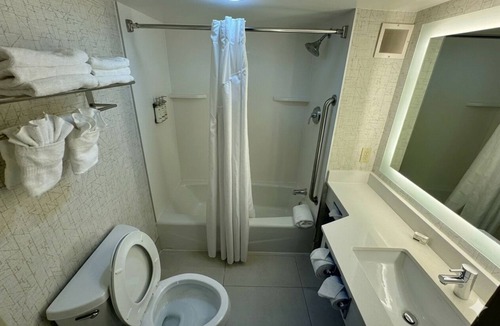 Downtown Albany Hotel | 3 Modern Rooms for Group Stay | Steps from New York State Museum - 0.6mi away