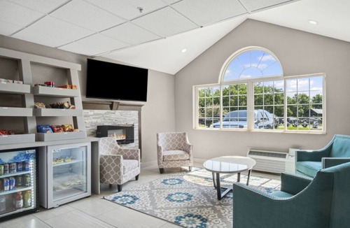 Blue Springs Hotel | 3 Modern Rooms Near Fleming Park – Explore Lakes, Trails & Outdoor Fun