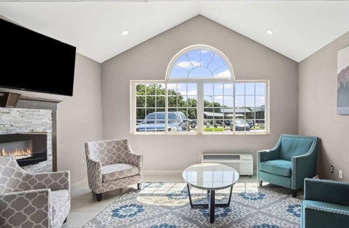 Blue Springs Hotel | 3 Modern Rooms Near Fleming Park – Explore Lakes, Trails & Outdoor Fun