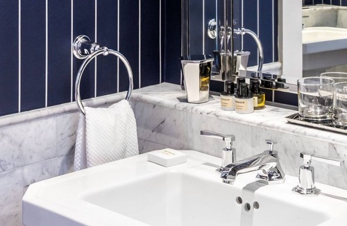 Chinatown Hotel | 3 Modern Units | DC Escape | Onsite Dining & Bar | Steps from Smithsonian