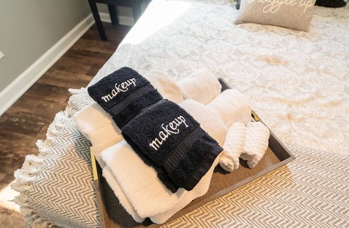 Lafayette Square Condo | <3 of city, king bed, pet friendly & custom kitchen