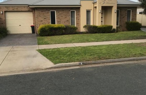 Kyabram Apartment | 3 on Hawkins , Benjamin Townhouse