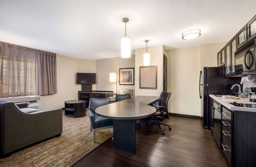 South Hills Hotel | 3 One Bedroom Queen Suites | Full Kitchen, 1.7 mi to Robinson Mall