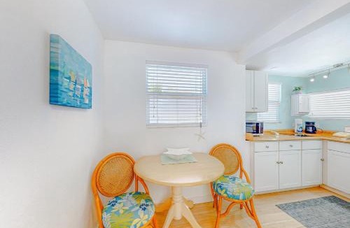 Bradenton Beach House | 3 Palms Cottage & Blue Turtle Bungalow