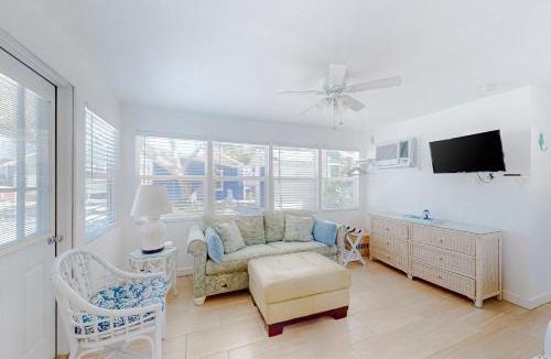Bradenton Beach House | 3 Palms Cottage & Blue Turtle Bungalow