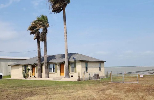 Kleberg County House | 3-Palms Fish Camp & Private Pier