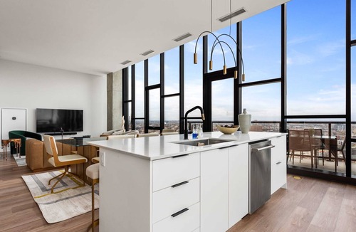 River West Apartment | 3 Penthouses, 1 Floor, Group Stay, Sleeps 21