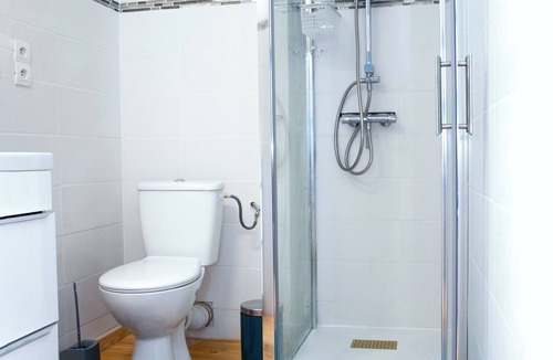 Les Remparts Apartment | 3-person air-conditioned studio with parking