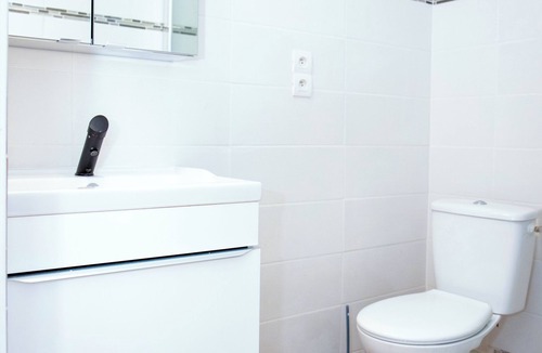 Les Remparts Apartment | 3-person air-conditioned studio with parking
