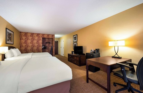 Novi Hotel | 3 Pet-Friendly Accommodations with On-Site Dining, Convenient Parking, and Pool