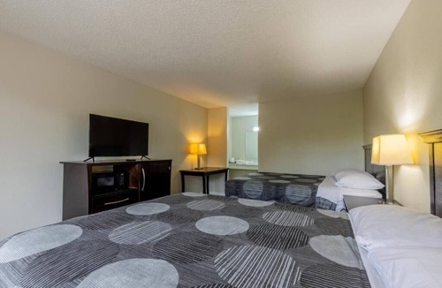 Beeville Hotel | 3 Pet-Friendly Rooms w/Free Breakfast + Parking , Perfect Family-friendly Stay