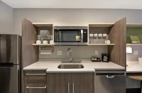 Alpine Center Hotel | 3 Pet-Friendly Suite with Kitchenette + Free Parking near Downtown Grand Rapids