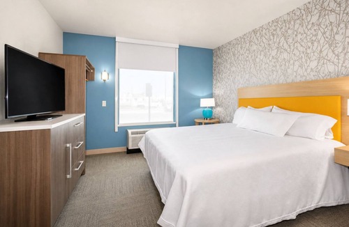 Roswell Hotel | 3 Pet-friendly Units Close to Spring River Zoo! Pets Allowed, Indoor Pool!