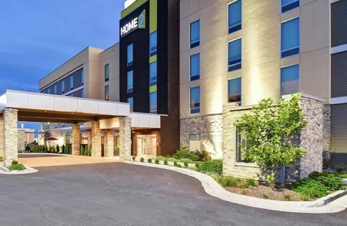 Roswell Hotel | 3 Pet-friendly Units Close to Spring River Zoo! Pets Allowed, Indoor Pool!