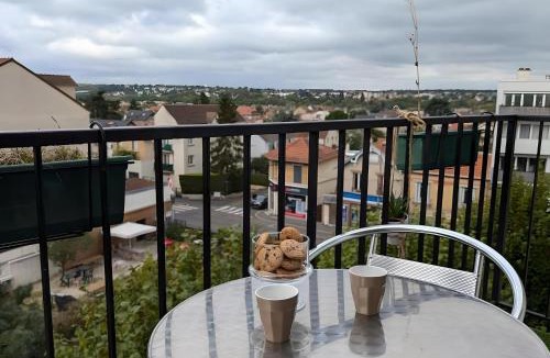 Sartrouville Apartment | 3 pièces lumineux, balcon & parking - Paris 20 min