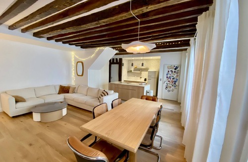 Quartier de la Porte-Saint-Denis Apartment | 3 Pièces Luxe Duplex. Coeur de Paris, Proche Gares de L'est et Nord.6 Couchages