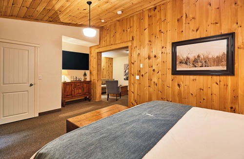 Port Sydney Cabin | 3 Pines Lodge Muskoka