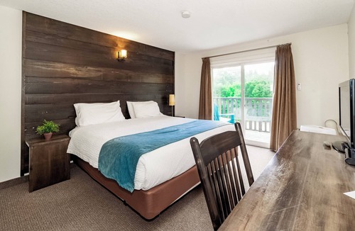 Port Sydney Cabin | 3 Pines Lodge Muskoka