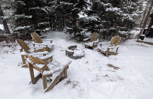 Riviere-Rouge Ski Chalet | 3- Poirier : Chalet en bois rond au bord de la Rivière Rouge