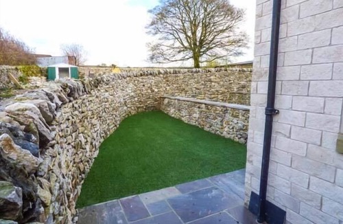 Blackwell in the Peak Cottage | 3 PRIMITIVE CROFT, pet friendly, with open fire in Chelmorton