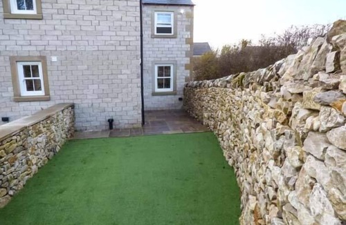 Blackwell in the Peak Cottage | 3 PRIMITIVE CROFT, pet friendly, with open fire in Chelmorton