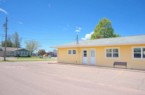 Summerside Apartment | (3) Private Queen Suite at Green Acres Summerside
