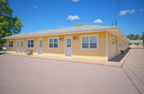 Summerside Apartment | (3) Private Queen Suite at Green Acres Summerside